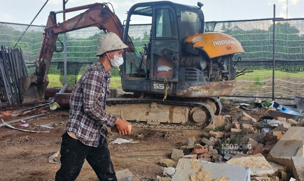 Cong nhan don dep khoi gach cu.