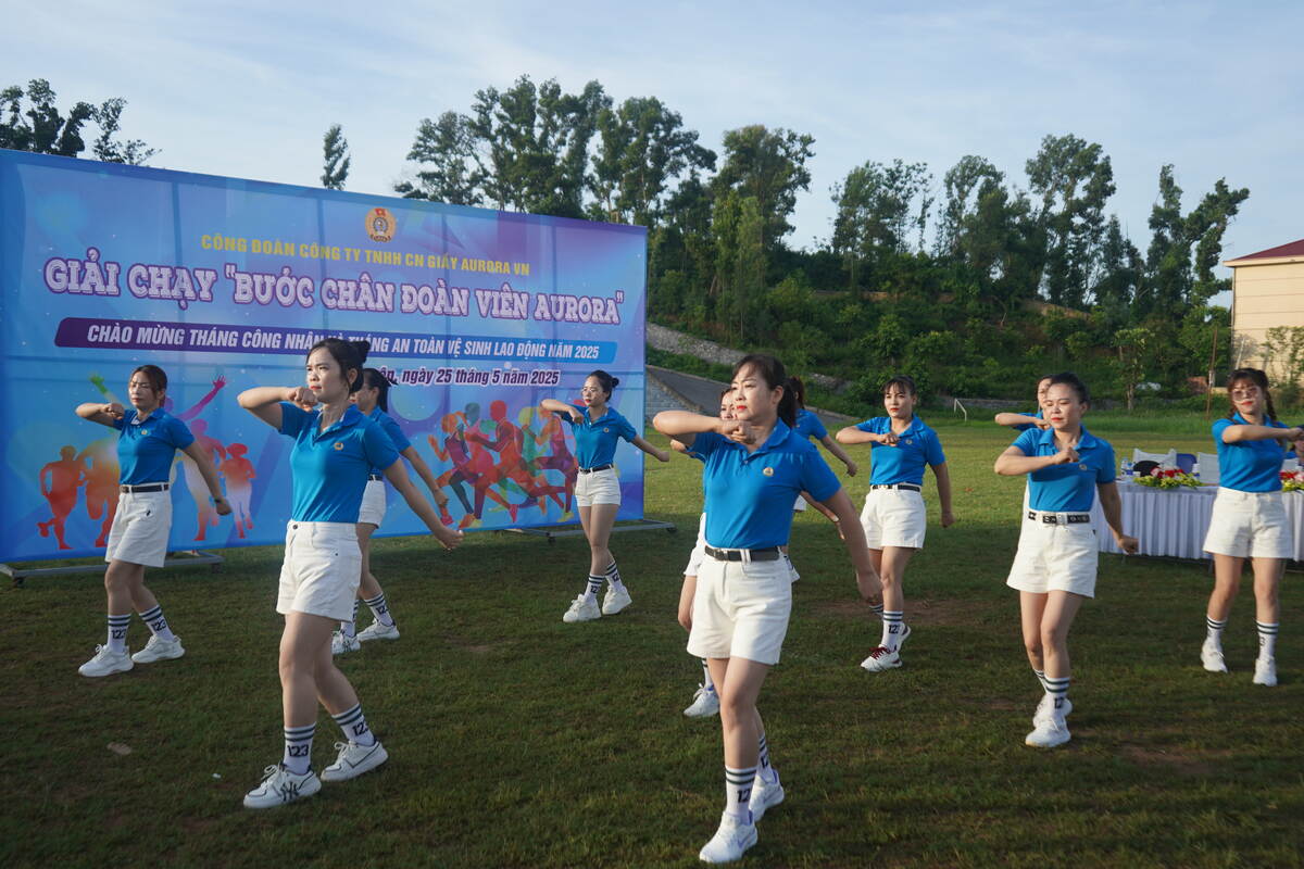 Tiết mục nhảy sôi động khai mạc giải chạy. Ảnh: Mai Dung