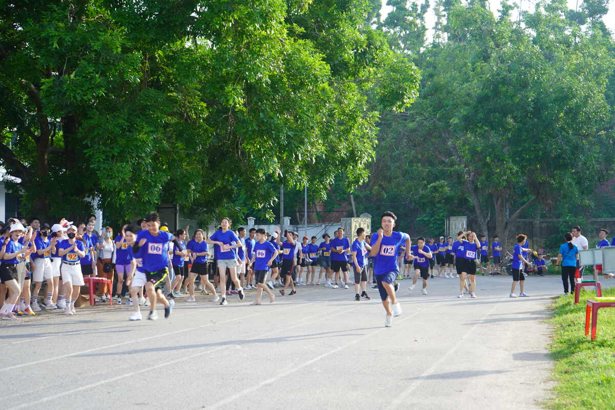 Nội dung chạy tiếp sức mang lại không khí náo nhiệt tại giải. Ảnh: Mai Dung