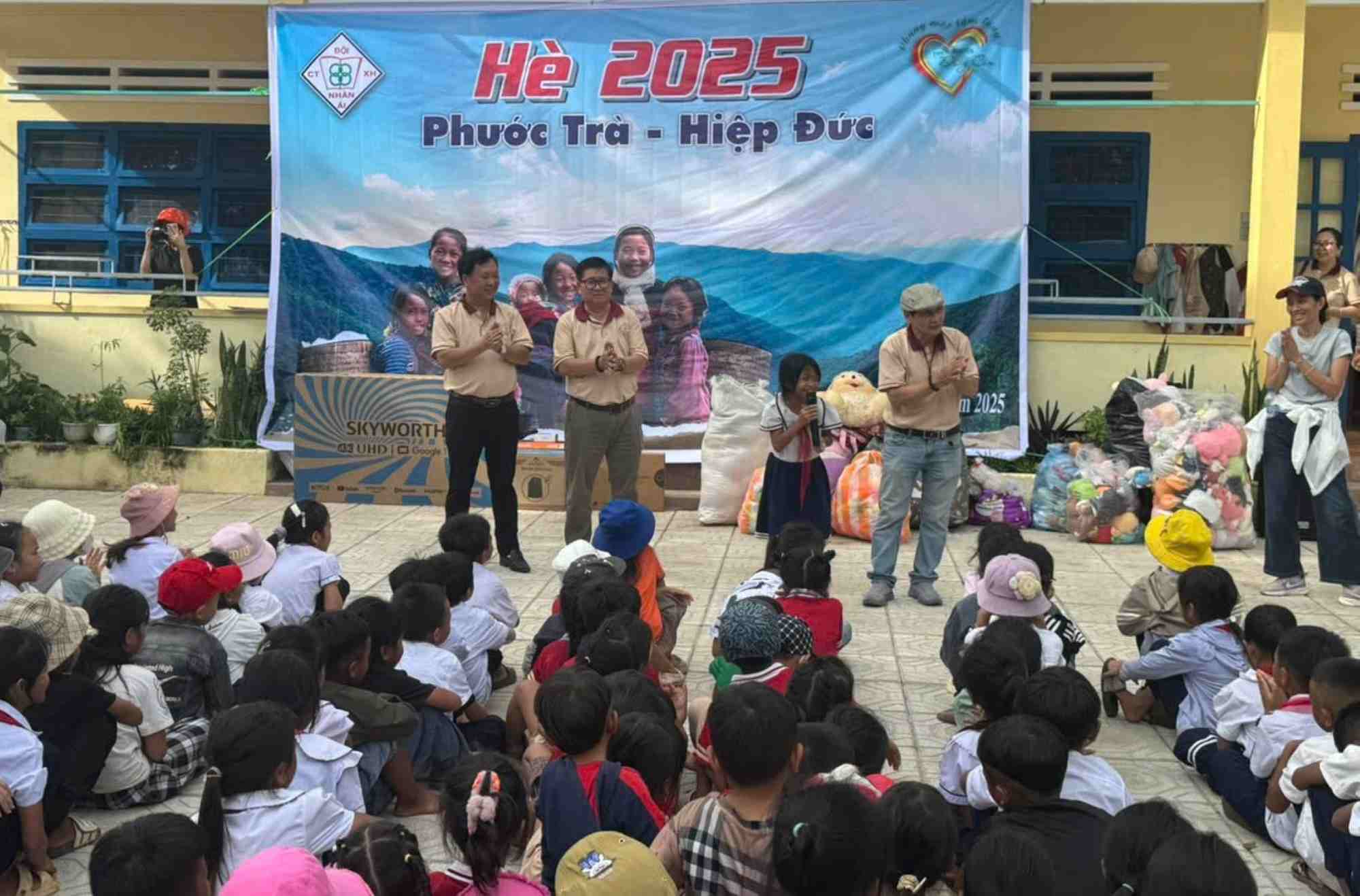 The Nhan Ai Social Work Team presents gifts to children in Phuoc Tra, Quang Nam on the occasion of the Children's International Day 1.6. Photo: Duy Linh