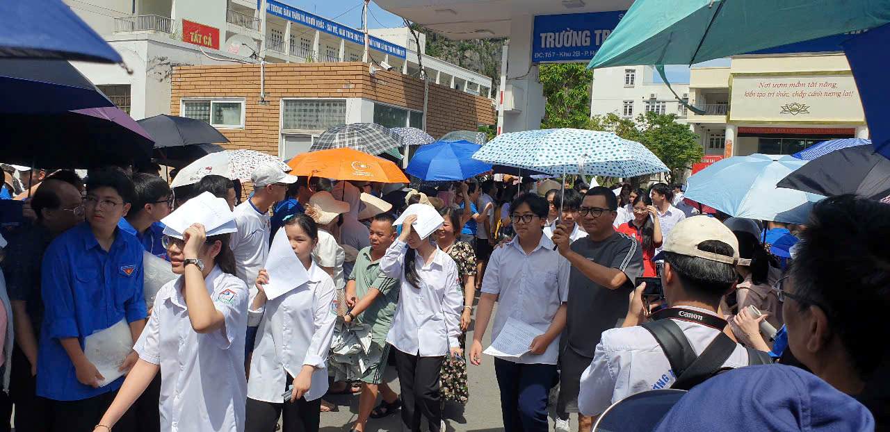 Los candidatos participaron en el examen de decimo grado para el año escolar 2025-2026 en la escuela secundaria HA Long para los dotados 1.6. Foto: Nguyen Hung