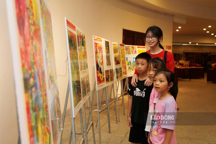 Los adolescentes y los niños visitan la exposicion de fotos con el tema
"La victoria de Dien Bien Phu y la imagen de Dien Bien Phu hoy". Foto: Quang dat