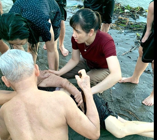 Female nurse Le Thi Mai - Dien Chau District General Hospital forced her heart to save a drowning old lady at Dien Thanh beach. Photo: Ngoc Anh