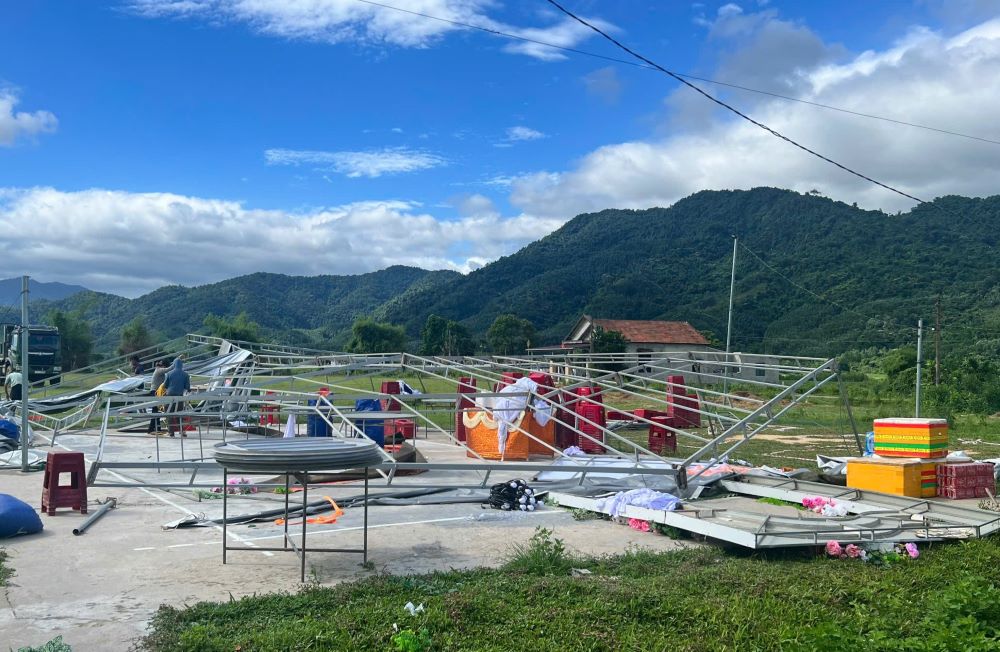 Strong winds are destroying the wedding tent of people in Dakrong district. Photo: Le May