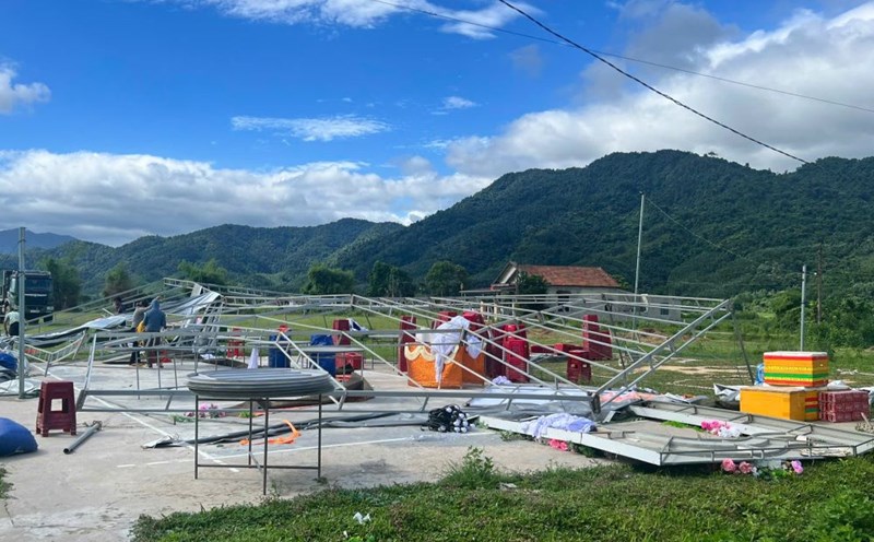 Strong winds are destroying the wedding tent of people in Dakrong district. Photo: Le May