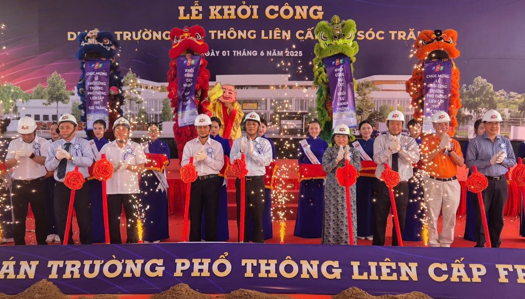 Lãnh đạo Tỉnh ủy, HĐND, UBND, UB MTTQ Việt Nam tỉnh Sóc Trăng và nhà đầu tư làm lễ khánh thành. Ảnh: Phương Anh