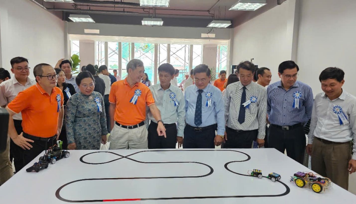 Các đại biểu tham qua không gian tại Trường. Ảnh: Phương Anh