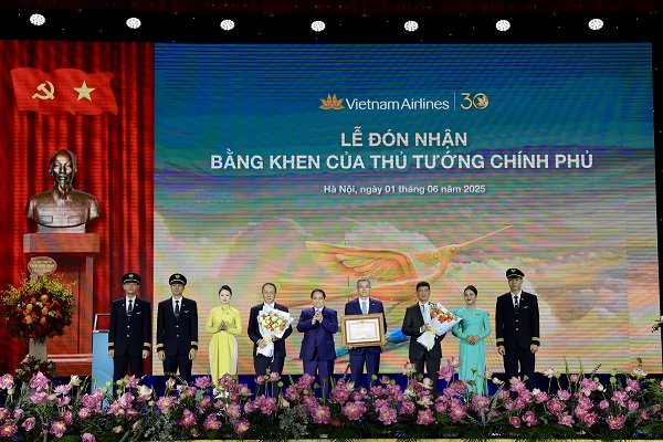 Vietnam Airlines nhận bằng khen tại lễ kỷ niệm. Ảnh: Vietnam Airlines