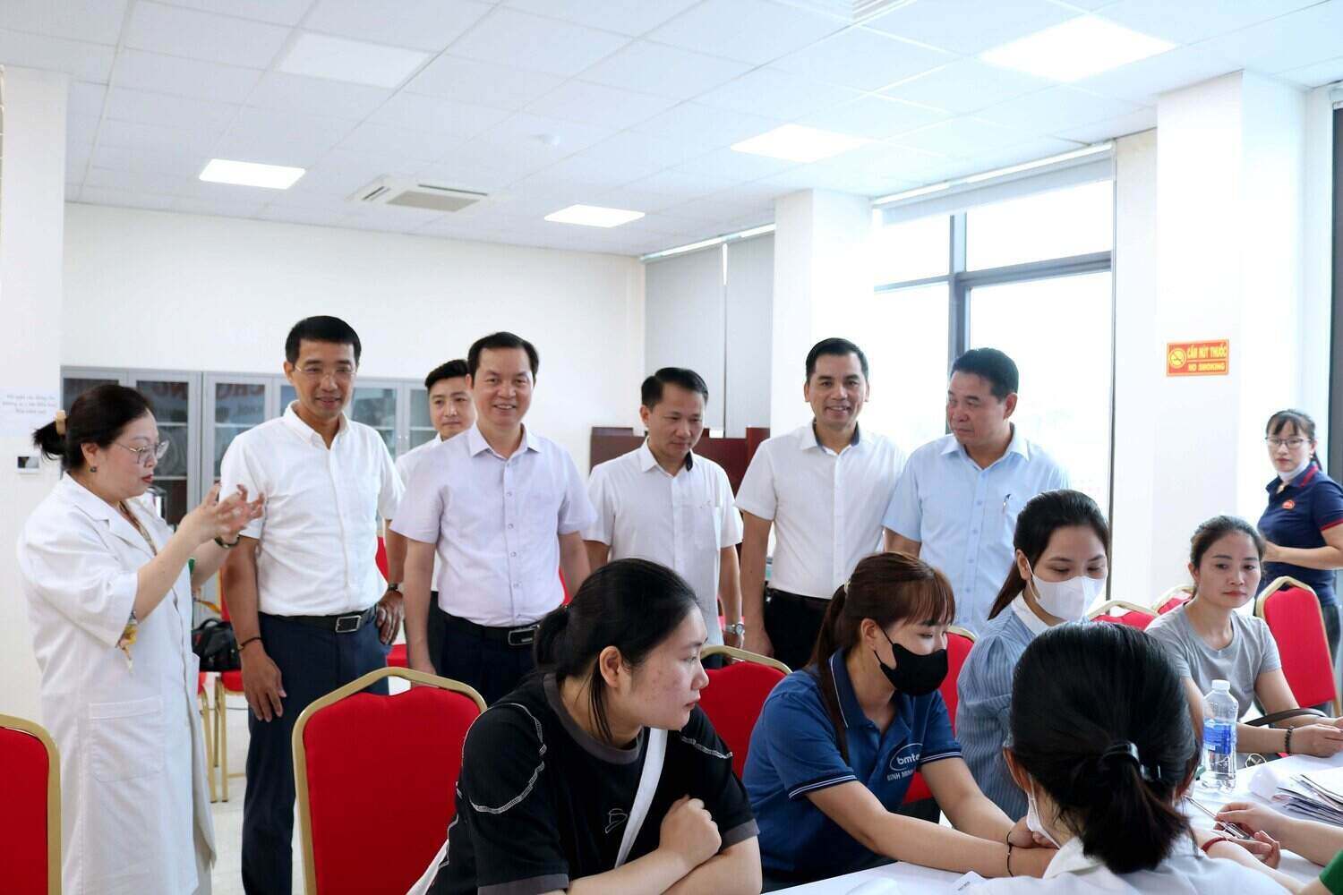 Nearly 1,000 workers, civil servants and laborers in Bac Tu Liem district received health check-ups, including free cancer screening. Photo: Hai Yen