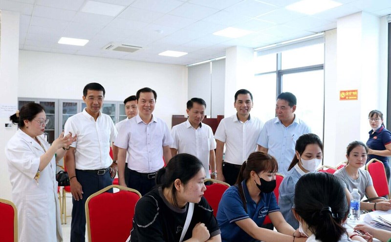 Nearly 1,000 workers, civil servants and laborers in Bac Tu Liem district received health check-ups, including free cancer screening. Photo: Hai Yen