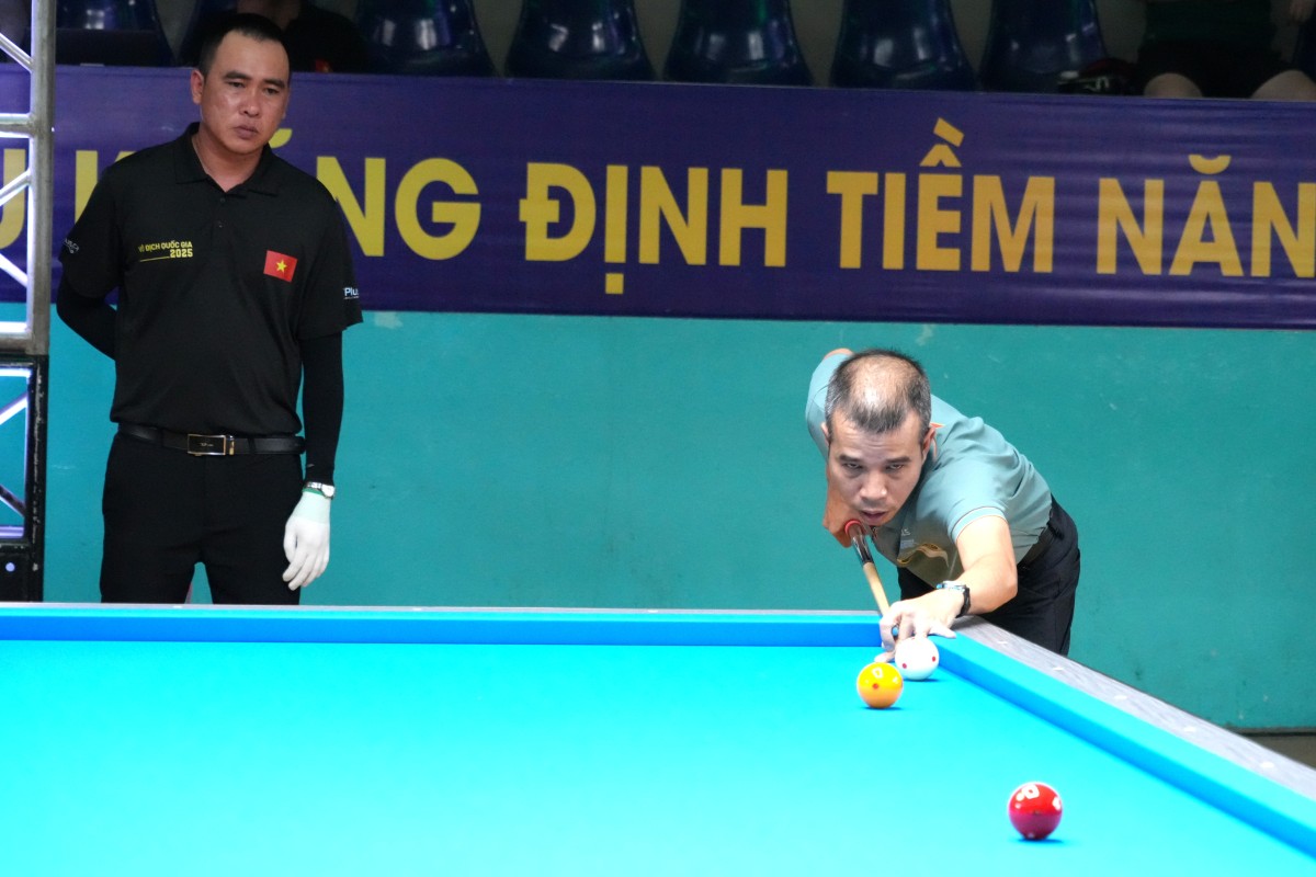 Tran Quyet Chien scored the final point, winning 30-18 against the same opponent from Ho Chi Minh City in the Final Round of the National Billiards & Snooker Championship in 2025. Photo: Thanh An