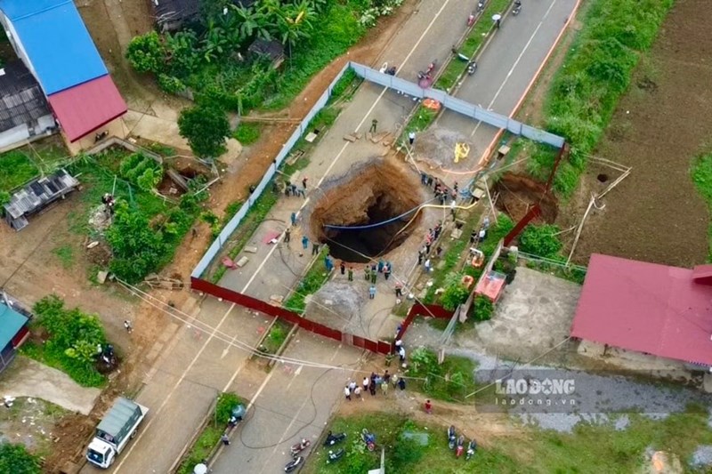 Death hole on National Highway 3B in Bac Kan. Photo: Lam Thanh