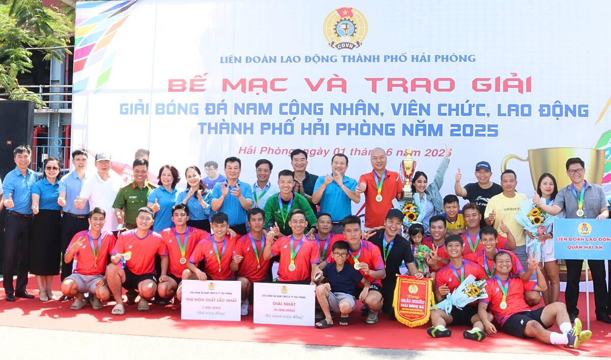 The Hai An District Labor Federation football team won the championship cup of the Hai Phong Workers' Football Tournament. Photo: Mai Dung