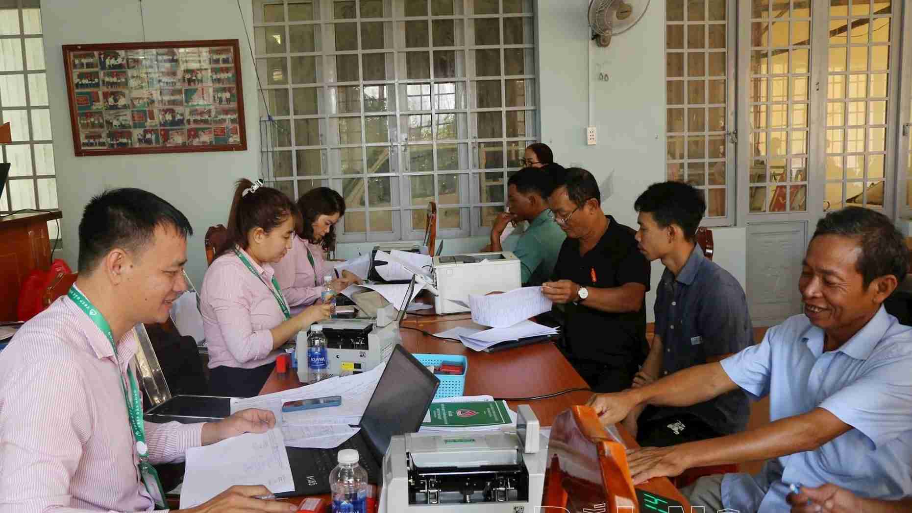 Funcionarios de la oficina de transacciones en la sucursal de base de Dak Nong Social Policy Bank asesoran y apoyan a las personas que pidan prestado capital. Foto: Nguyen Luong