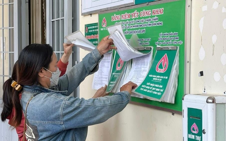 Nguoi dan nam thong tin, lich lam viec tu phong giao dich co so (thuoc Chi nhanh Ngan hang Chinh sach Xa hoi tinh Dak Nong). Anh: Nguyen Luong