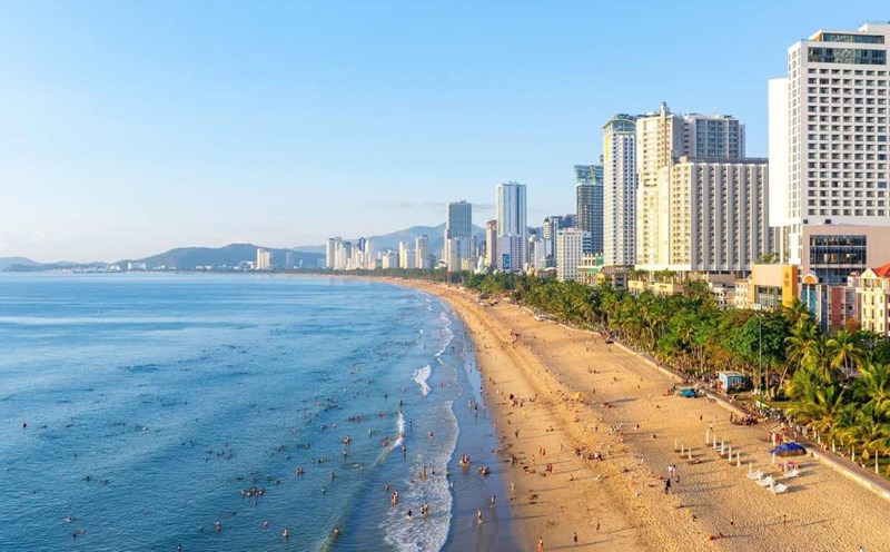 The hot weather in the Central region is suitable for sea and island travel. Photo: Huu Long