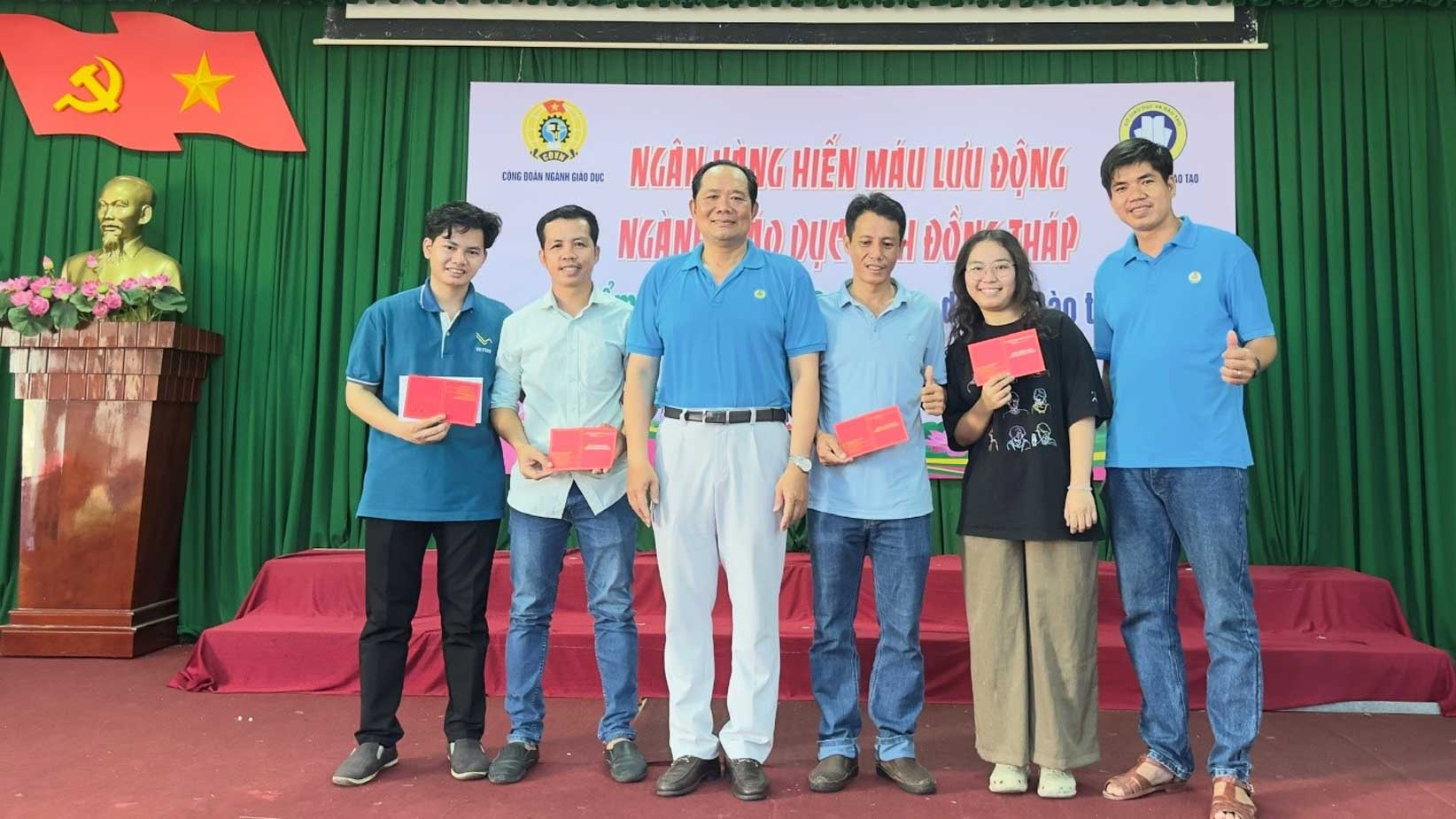 Đoàn viên CĐCS trực thuộc tham gia hiến máu tình nguyện năm 2025. Ảnh: Phan Khuyên