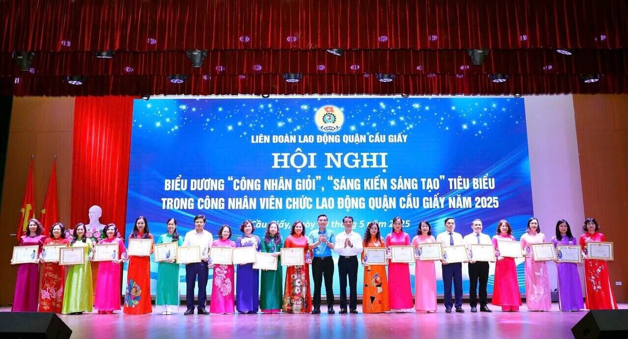 The Cau Giay District Labor Federation rewards "Initiatives and Creativity" examples among workers and civil servants in Cau Giay District in 2025. Photo: Hai Yen