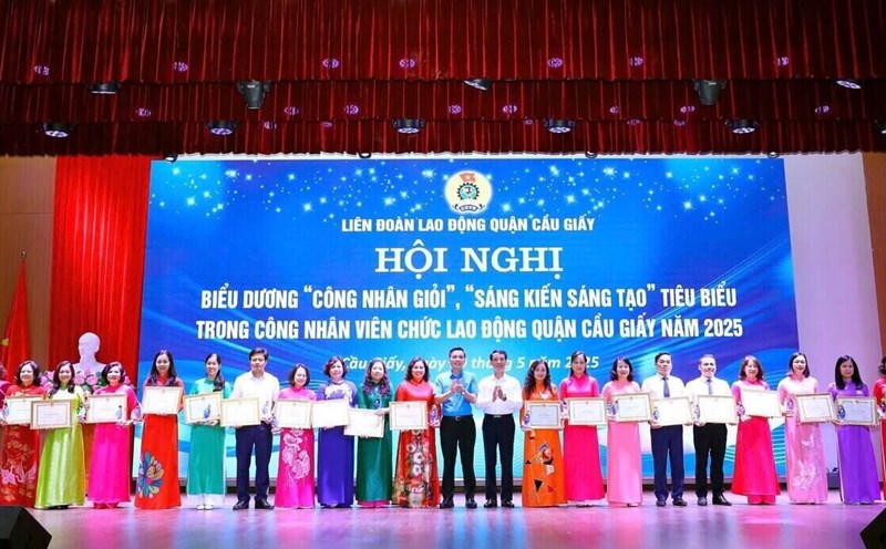 The Cau Giay District Labor Federation rewards "Initiatives and Creativity" examples among workers and civil servants in Cau Giay District in 2025. Photo: Hai Yen