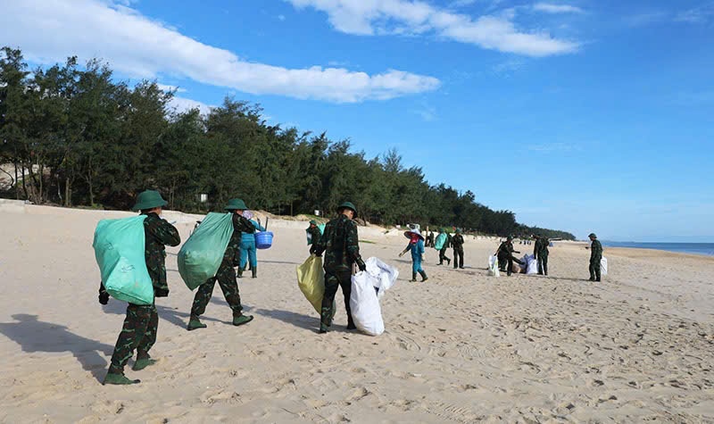 Hon 400 doan vien, thanh nien da dong loat ra quan lam sach moi truong bien tai TP. Dong Hoi, tinh Quang Binh. Anh: Xuan Hien