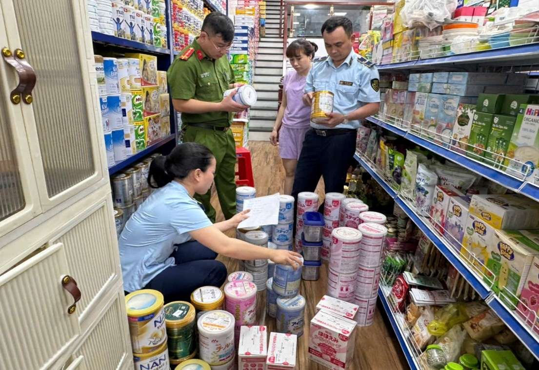 Nghe Una Fuerza Funcional verificaron y descubrio casi 200 productos de leche en polvo para niños de contrabando. Foto: NGOC ANH