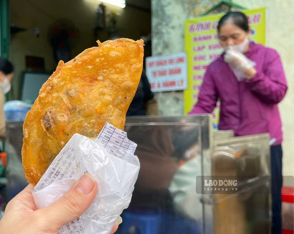 Quan banh goi co Mai duoc nhieu thuc khach yeu thich boi vo banh ngon, gion dac biet. Anh: Ha Vi