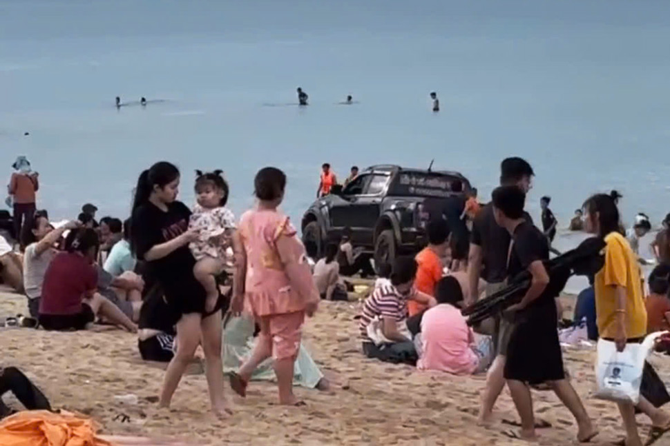 Xe bán tải lao trên bãi biển TP Tuy Hòa (Phú Yên) khi có đông người dân, du khách đang vui chơi trên bờ biển. Ảnh: Minh Hằng