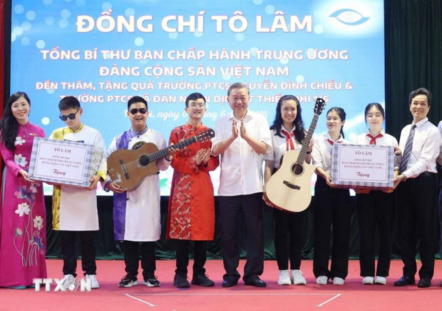 Tổng Bí thư Tô Lâm tặng quà thầy cô và học sinh Trường Phổ thông Cơ sở Nguyễn Đình Chiểu và Trường Phổ thông Cơ sở Xã Đàn. Ảnh: Thống Nhất/TTXVN