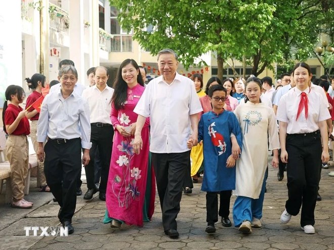 Tổng Bí thư Tô Lâm thăm, tặng quà hai trường học chuyên biệt tại Hà Nội