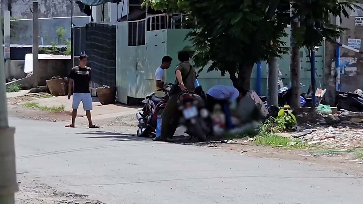 La escena del hombre murio en la carretera en el distrito de Binh Chanh, Ciudad Ho Chi Minh. Foto: Minh Tam