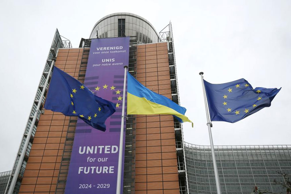 La bandera ucraniana y la bandera de la Union Europea (UE) en la sede de la UE en Bruselas (Belgica). Foto: Xinhua