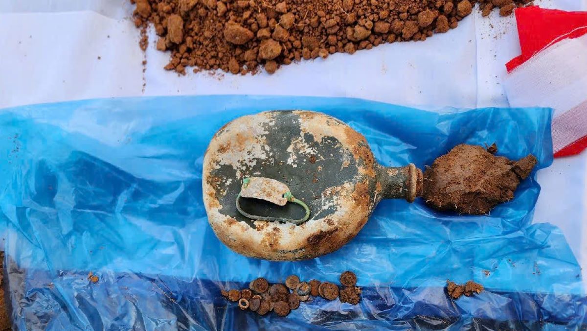 Chiếc bình tông có khắc chữ được phát hiện cùng hài cốt liệt sĩ. Ảnh: Duy Đông