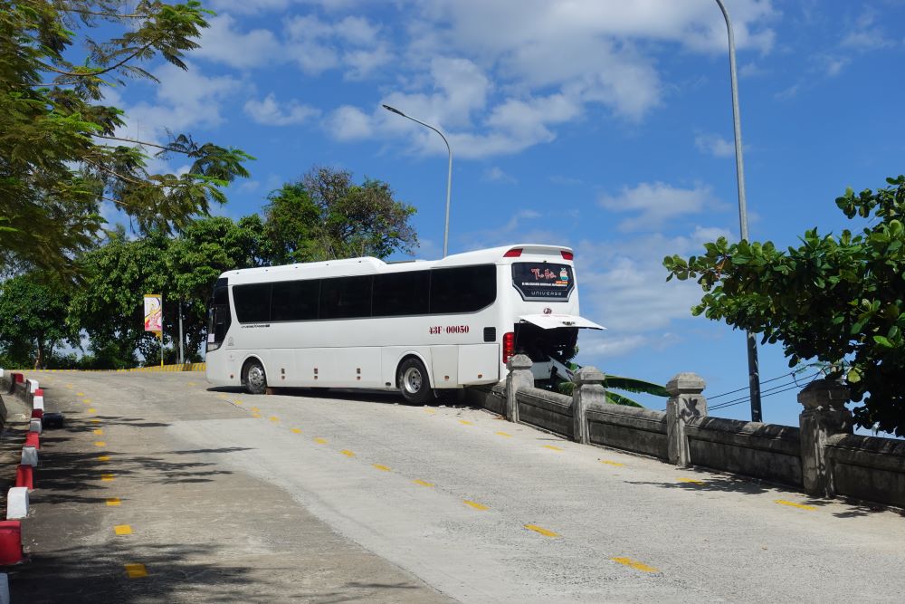 Scene of the passenger bus slope at Linh Ung pagoda (Da Nang city). Photo: Tran Thi