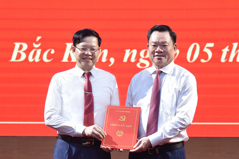 Ong Hoang Duy Chinh - Bi thu Tinh uy tinh trao quyet dinh chuan y cua Ban Bi thu cho ong Dinh Quang Tuyen. Anh: VGP
