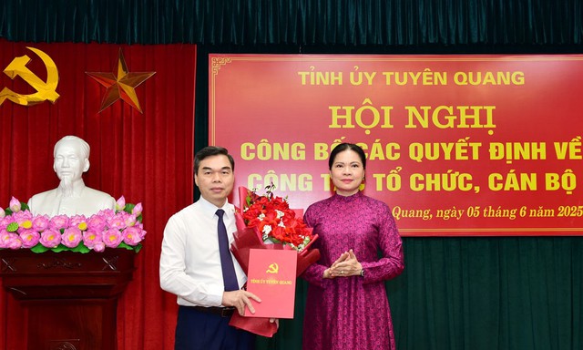 Bi thu Tinh uy Tuyen Quang Ha Thi Nga trao quyet dinh va chuc mung ong Ma The Hong. Anh: VGP