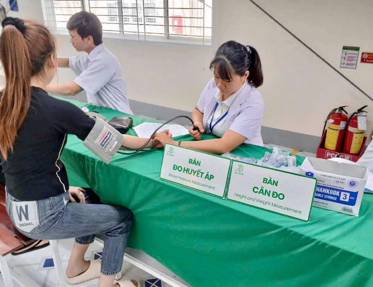 Các công nhân được khám sức khỏe. Ảnh: Minh Nguyễn