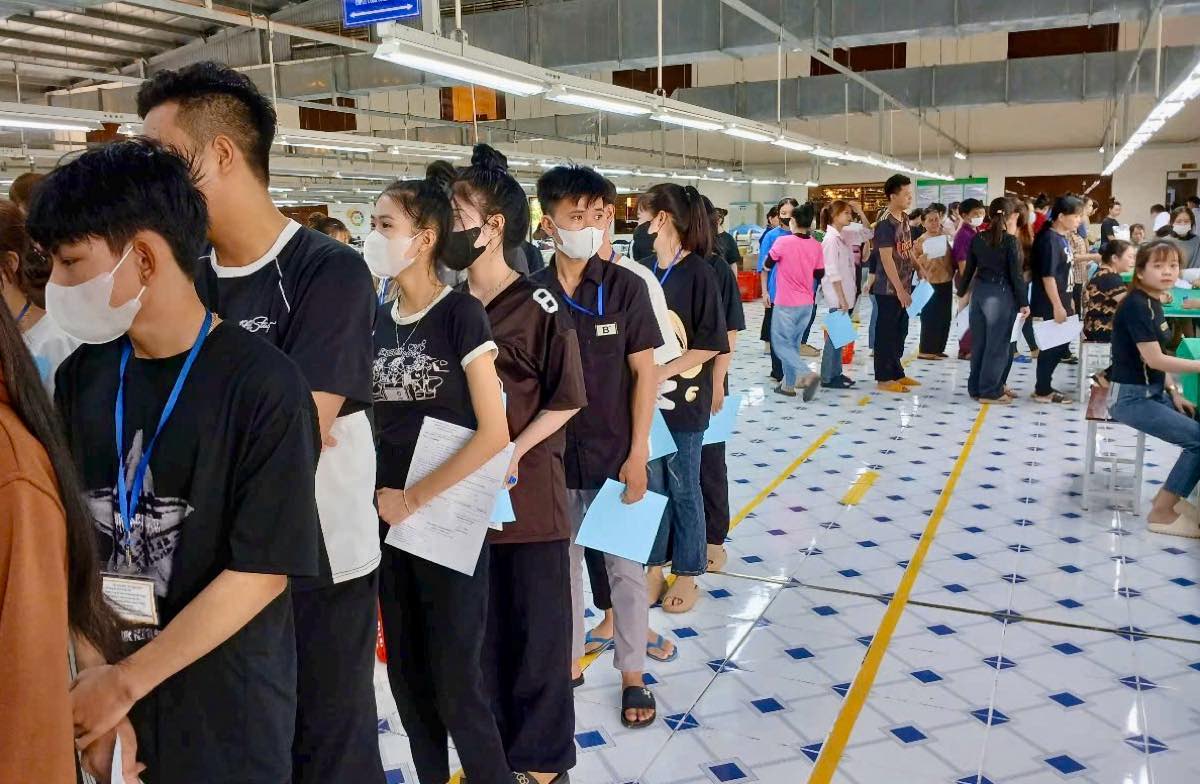 Công nhân được đơn vị y tế tới khám sức khỏe ngay tại công ty. Ảnh: Minh Nguyễn