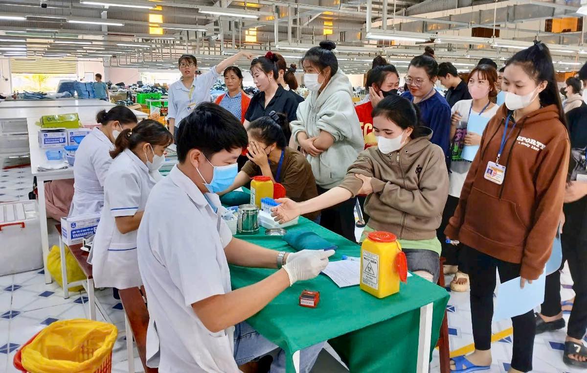 Xét nghiệm máu cho công nhân. Ảnh: Minh Nguyễn