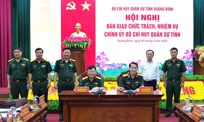 Dai ta Dinh Xuan Huong va Dai ta Truong Nhu Y ky bien ban ban giao chuc trach, nhiem vu Chinh uy cua Bo Chi huy Quan su tinh Quang Binh. Anh: Lan Anh