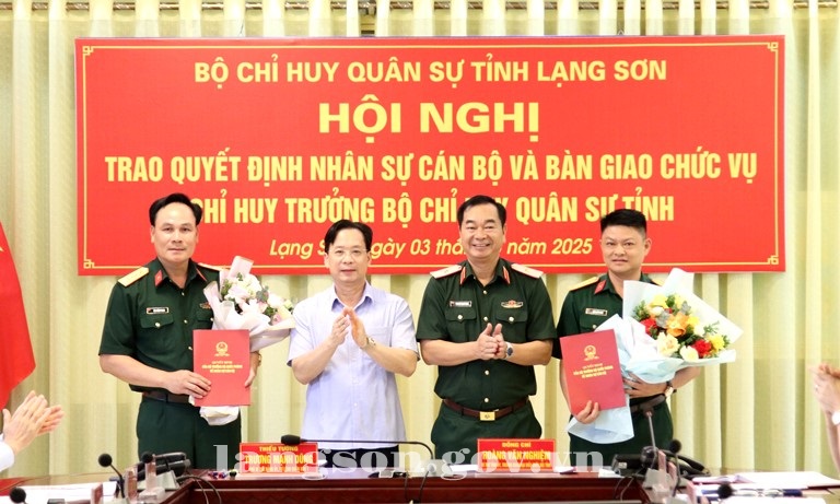 Secretario de Lang Hijo Comite del Partido Provincial Hoang Van Tinh y Mayor General Truong Manh Dung - Comandante de la Region Militar 1 otorgo la decision y dio flores para felicitar al coronel Mai Xuan Phong y al teniente Coronel Dam Xuan Bach. Foto: Langson.gov.vn