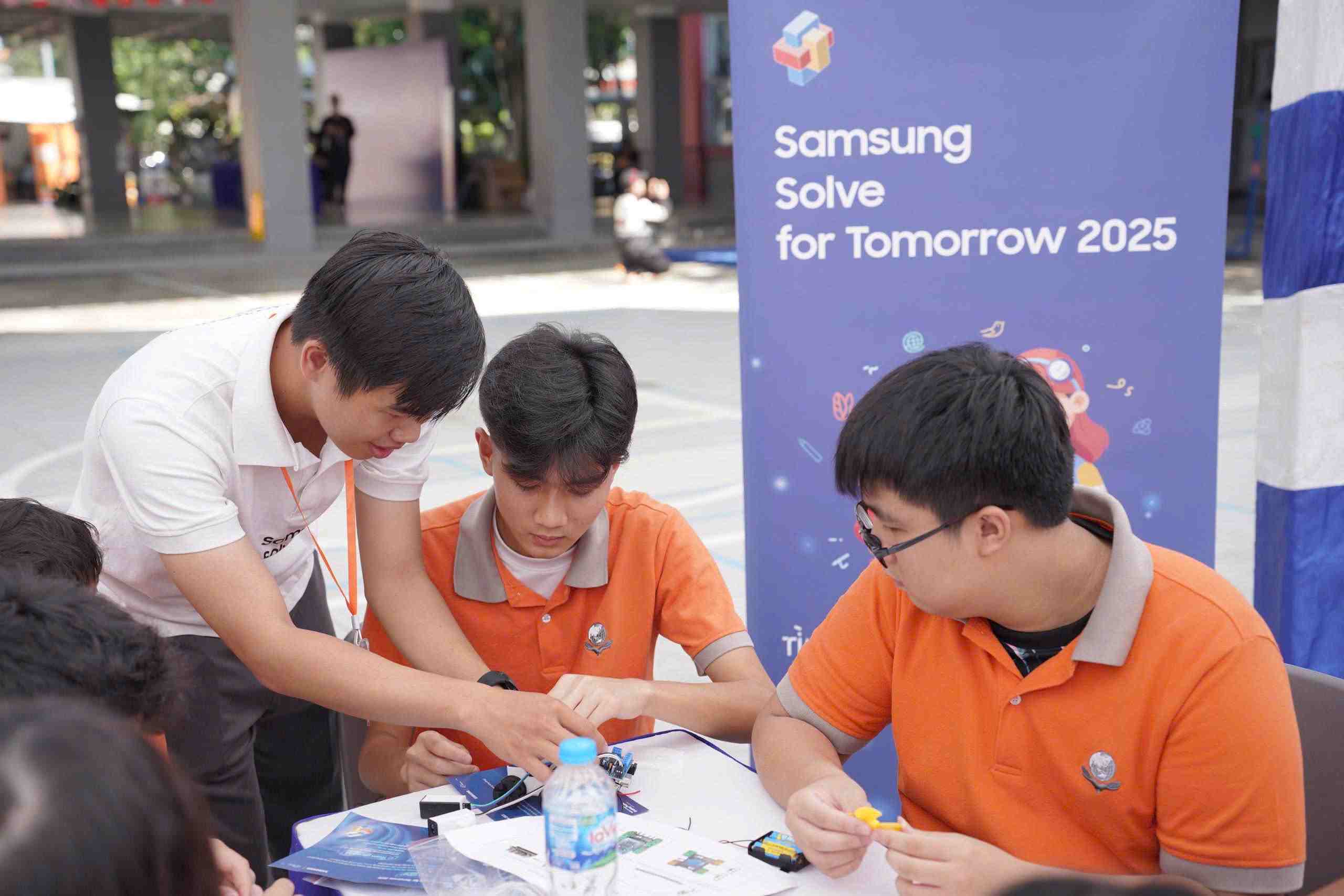 Students experience robot assembly activities organized by Samsung Vietnam. Photo: Thu Trang