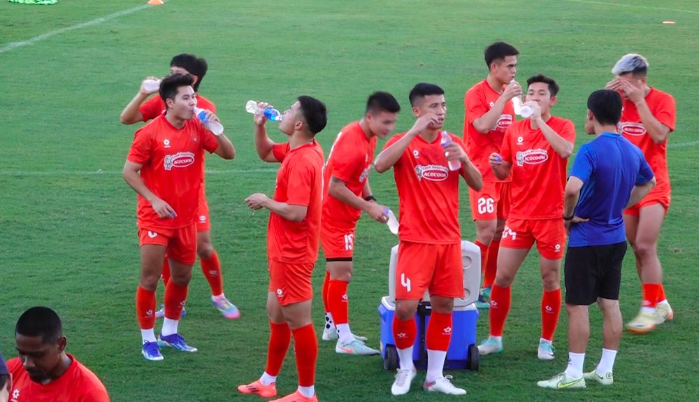 The Vietnamese team was continuously supplied with water in the hot weather of Hanoi. Photo: Hoang Hue