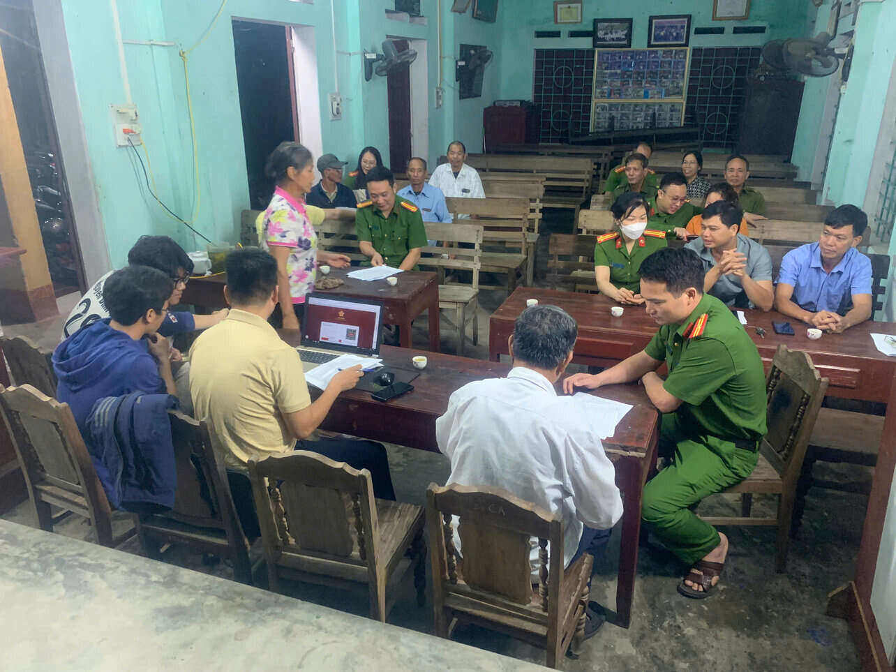 Hai Duong leads the country in giving comments on amending the Constitution via VNeID. Photo: Hai Duong Provincial Police