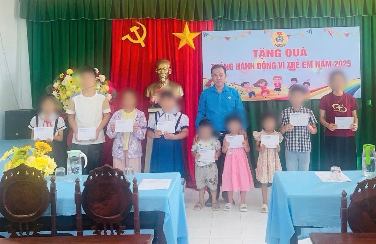Chu tich Lien doan Lao dong huyen Phu Quy trao qua cho cac chau la con doan vien kho khan tren dia ban. Anh: Tam Nguyen