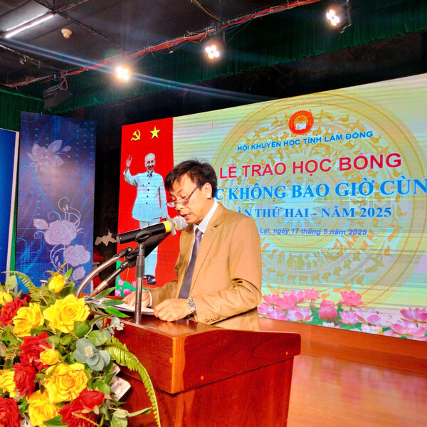 Teacher Tran Dinh Hieu - Principal of Tran Quoc Toan Primary School, Da Huoai District, Lam Dong Province was awarded a "never-ending" scholarship. Photo: Lam Duc