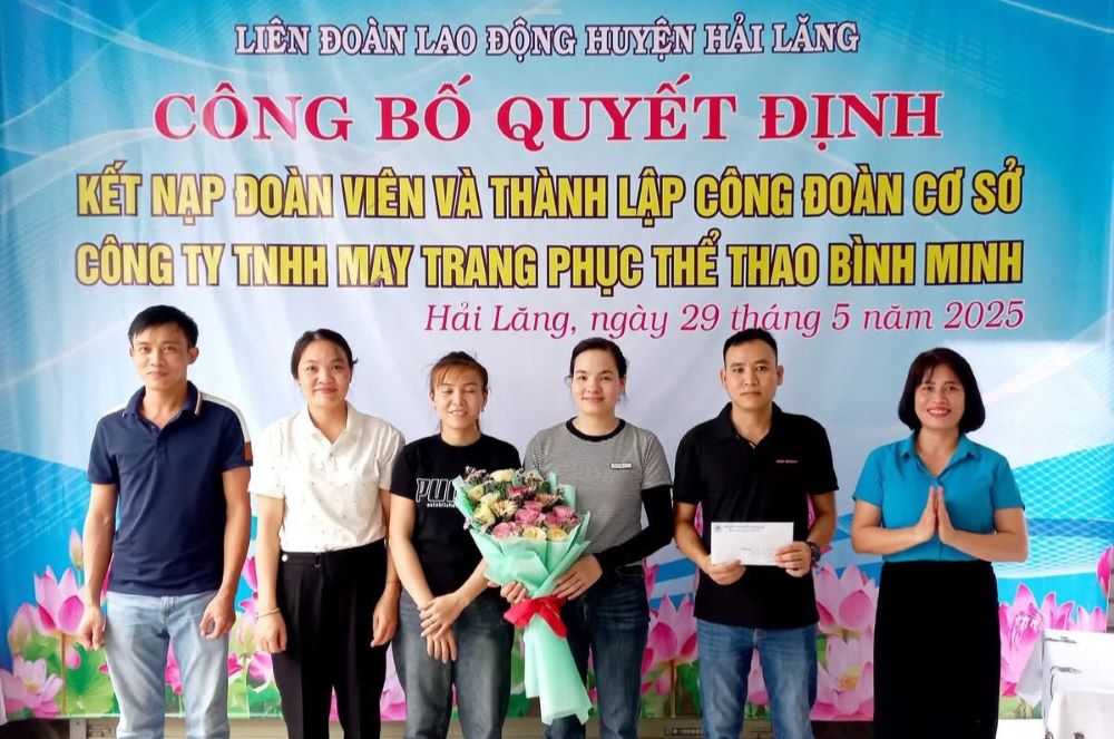 LDLD huyen Hai Lang to chuc thanh lap Cong doan co so Cong ty TNHH May trang phuc the thao Binh Minh. Anh: Han Nguyen