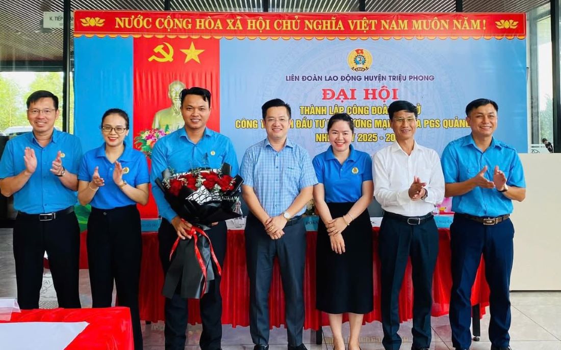 Leaders of the Quang Tri Provincial Federation of Labor and the Trieu Phong District Federation of Labor presented flowers to congratulate the Executive Committee of the Trade Union of Toyota PGS Quang Tri Investment and Trading Company Limited. Photo: Tran Diem