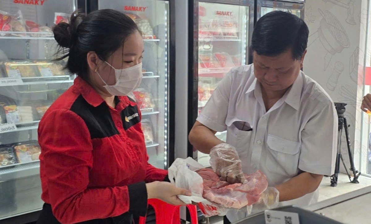 Lực lượng chức năng kiểm tra sản phẩm từ thịt tại cửa hàng C.P Fresh Shop tại T.T Mỹ Xuyên (huyện Mỹ Xuyên, tỉnh Sóc Trăng) chiều ngày 30.5. Ảnh: Phương Anh