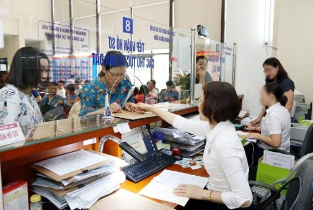 According to the instructions from the Government Steering Committee, cadres and civil servants who quit their jobs immediately will still receive their salary. Photo: hadong.hanoi.gov.vn