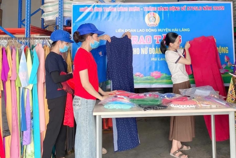 La trabajadora de Toms Textile Co., Ltd. elige un AO Dai adecuado para la organizacion sindical. Foto: Han Nguyen
